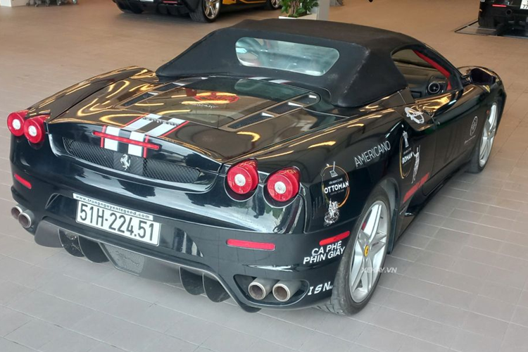 Nằm dưới nắp capo của Ferrari 355 F1 Spider của Qua Vũ là động cơ hút khí tự nhiên V8 3.5L, sản sinh công suất 375 mã lực tại vòng tua 8.250 vòng/phút và mô-men xoắn 363 Nm tại vòng tua 6.000 vòng/phút. Kết hợp với hệ dẫn động cầu sau, xe có khả năng tăng tốc 0-100 km/h trong 4,7 giây trước khi đạt tốc độ tối đa 295 km/h.