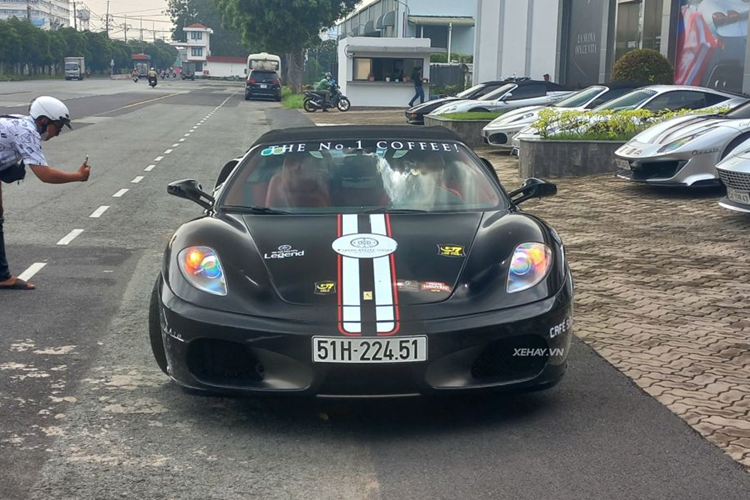 Được đưa về nước từ năm 2019 nhưng đến năm 2022, siêu xe này mới về chung nhà với “Qua” Vũ, F355 Spider được coi là một trong những chiếc Ferrari "lớn tuổi" nhất tại thị trường nước ta.