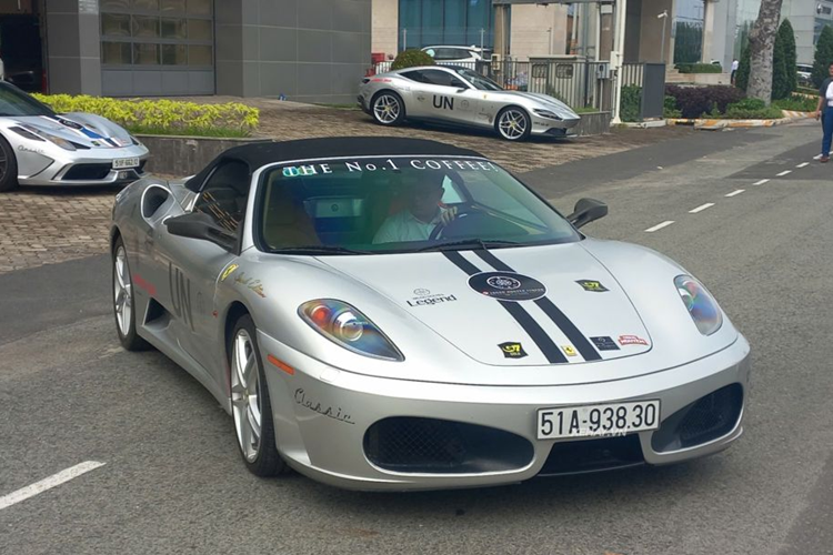 Đi kèm với đó là hộp số ly hợp kép 8 cấp. Từ đó, siêu phẩm nước Ý có thể tăng tốc từ 0 - 100 km/h chỉ với 3,4 giây trước khi đạt vận tốc tối đa 320 km/h. Ferrari 430 Scuderia thứ hai tại Việt Nam cũng được đưa đi bảo dưỡng và sẵn sàng tham gia Hành trình siêu xe lớn nhất thế giới Gumball 3000 2024.