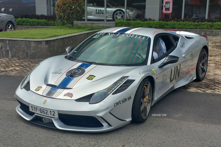 Nằm dưới nắp capo của Ferrari 458 Speciale là khối động cơ hút khí tự nhiên V8 dung tích 4.5L sản sinh công suất 605 mã lực và mô-men xoắn cực đại 540 Nm, nó giúp "ngựa chồm" có thể tăng tốc từ 0 – 100 km/h trong vòng 3 giây, trước khi cán tốc độ tối đa đạt 325 km/h.