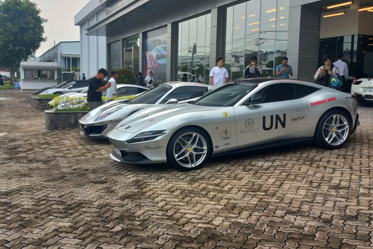 Cùng với những “người anh em” khác, Ferrari Roma cũng được một xuất tham dự Gumball 3000 2024. Được biết, đây là chiếc Ferrari Roma thứ 2 về Việt Nam. Nguyên bản, xe sở hữu màu ngoại thất đỏ Rosso Corsa truyền thống của thương hiệu.