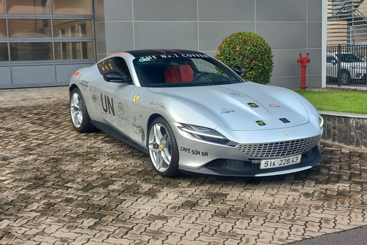 Tuy nhiên, khi về chung một nhà với vị Chủ tịch cà phê Trung Nguyên, “ngựa chồm” nước Ý đã được thay áo màu bạc và thêm dấu hiệu nhận biết là ký tự “UN” ở thân xe. "Trái tim" của Ferrari Roma là khối động cơ V8 3.9L tăng áp với công suất tối đa 612 mã lực và mô-men xoắn cực đại 760 Nm.