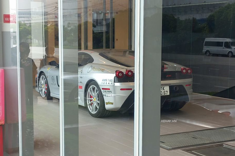 Động cơ đi cùng hộp số ly hợp kép 7 cấp giúp siêu xe chỉ mất 3,4 giây để tăng tốc từ 0 lên 100 km/h và đạt tốc độ tối đa 320 km/h. Được biết, Chủ tịch Tập đoàn Cafe Trung Nguyên sẽ trưng bày 18 chiếc siêu xe tại hành trình này. Trong đó, có 15 chiếc Ferrari cùng 3 chiếc Bugatti Veyron, Ford GT và Ford GT '67 Heritage Edition.