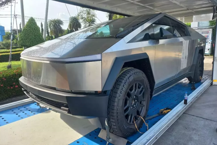 Vận tốc tối đa của xe Tesla Cybertruck Cyberbeast tăng lên 209 km/h trong khi phạm vi di chuyển giảm xuống còn 515 km. Nếu có thêm pin bổ sung như phiên bản AWD, Tesla Cybertruck Cyberbeast 2024 có thể chạy được 708 km.