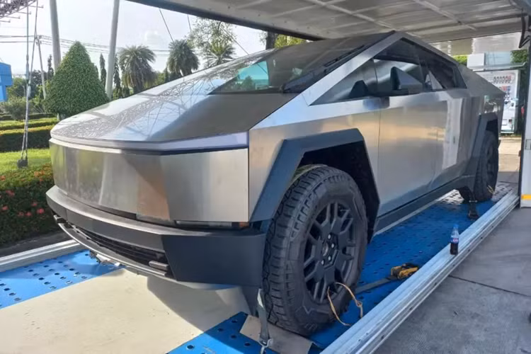 Vận tốc tối đa của xe Tesla Cybertruck Cyberbeast tăng lên 209 km/h trong khi phạm vi di chuyển giảm xuống còn 515 km. Nếu có thêm pin bổ sung như phiên bản AWD, Tesla Cybertruck Cyberbeast 2024 có thể chạy được 708 km.