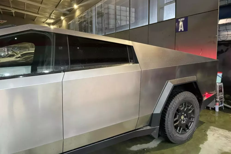 Bên cạnh đó là hệ thống treo khí nén thích ứng, có thể mang đến khoảng sáng gầm tối đa 442 mm cho mẫu xe bán tải này. Chiếc xe Tesla Cybertruck có mặt tại Việt Nam thuộc bản cao cấp nhất là Cyberbeast, vì thế, xe có công suất tối đa 845 mã lực và thời gian tăng tốc từ 0-96 km/h chỉ 2,6 giây.