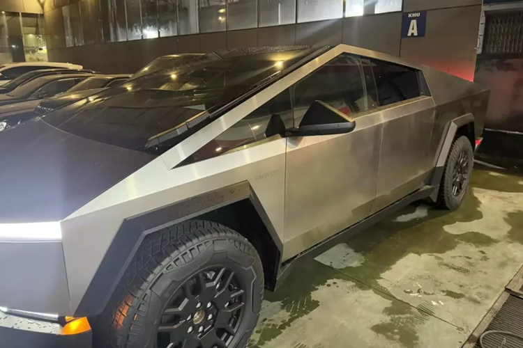 Chưa hết, Tesla Cybertruck 2024 còn được trang bị kính cường lực có khả năng ngăn vỡ tốt hơn. Hãng Tesla khẳng định kính sẽ không vỡ ngay cả khi va chạm với một quả bóng chày ở vận tốc 112 km/h. Tân binh nhà Tesla được trang bị lốp chạy mọi địa hình với kích thước 35 inch (khoảng 890 mm).