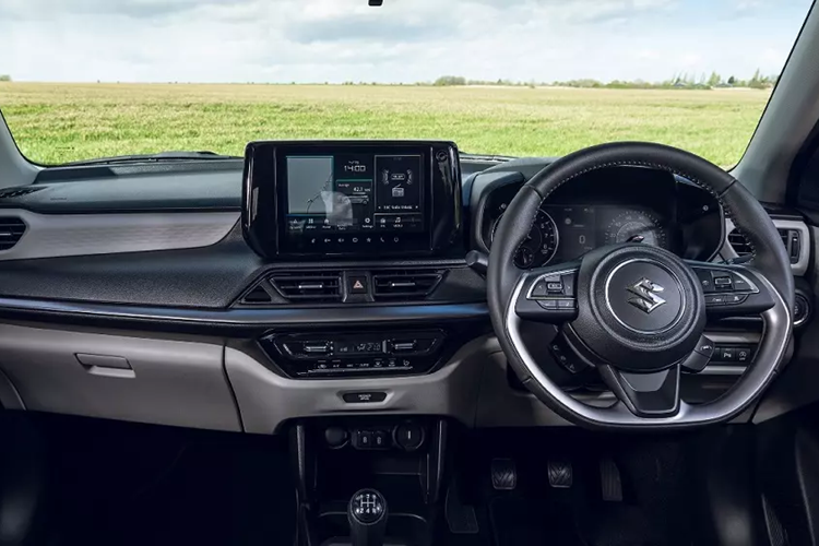 Bên trong Suzuki Swift 2024 là không gian nội thất khá giống với những mẫu xe cùng thương hiệu như Baleno và Fronx. Nội thất của xe tạo cảm giác cao cấp hơn thế hệ cũ nhờ sự xuất hiện của những trang bị mới như màn hình cảm ứng trung tâm 9 inch, đặt nổi trên mặt táp-lô.
