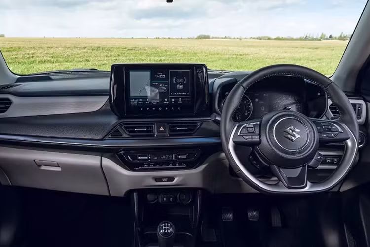 Bên trong Suzuki Swift 2024 là không gian nội thất khá giống với những mẫu xe cùng thương hiệu như Baleno và Fronx. Nội thất của xe tạo cảm giác cao cấp hơn thế hệ cũ nhờ sự xuất hiện của những trang bị mới như màn hình cảm ứng trung tâm 9 inch, đặt nổi trên mặt táp-lô.