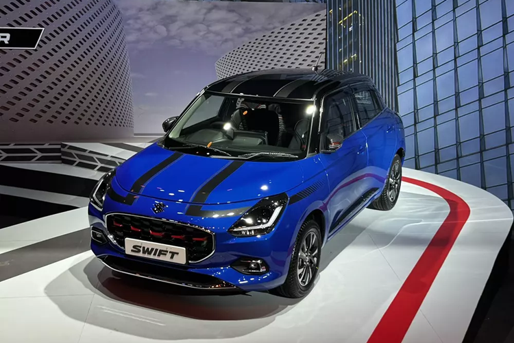 Bên cạnh đó là ghế bọc nỉ, cửa gió điều hòa trung tâm mới và bảng đồng hồ analog cải tiến với màn hình đa thông tin 4,2 inch. Các phím chỉnh điều hòa cũng đã được làm mới.