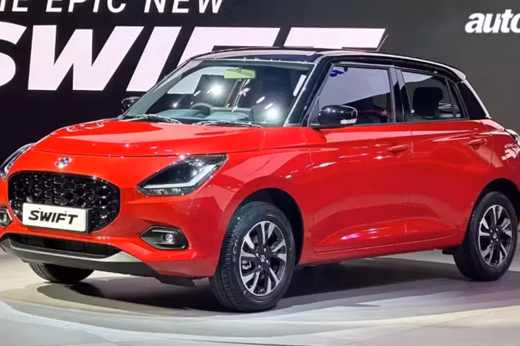 Động cơ 3 xi-lanh, hút khí tự nhiên, dung tích 1.2L này tạo ra công suất tối đa 82 mã lực và mô-men xoắn cực đại 112 Nm. So với thế hệ cũ, Suzuki Swift 2024 yếu hơn 8 mã lực và 1 Nm. Động cơ kết hợp với hộp số sàn 5 cấp hoặc hộp số sàn tự động 5 cấp.