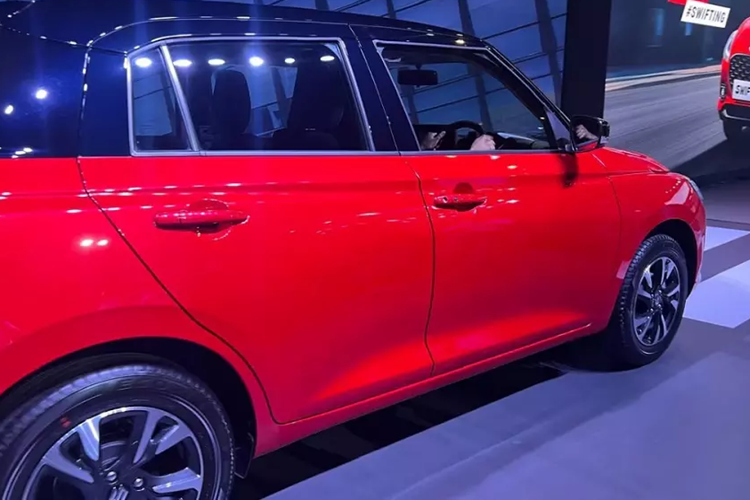 Ngoài ra, Suzuki Swift 2024 mới còn được điều chỉnh nhẹ về mặt kích thước. Xe sở hữu kích thước dài x rộng x cao lần lượt 3.860 x 1.695 x 1.500 mm và chiều dài cơ sở 2.450 mm. So với thế hệ cũ, xe chỉ dài hơn 15 mm, hẹp hơn 40 mm và cao hơn 30 mm trong khi chiều dài cơ sở giữ nguyên.