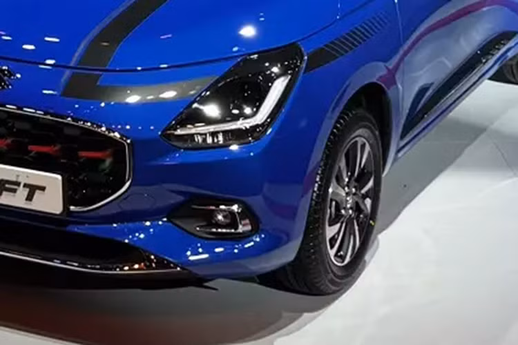 Hệ thống hỗ trợ khởi hành ngang dốc chỉ dành cho các bản dùng hộp số tự động của xe. Nằm bên dưới nắp ca-pô của Suzuki Swift 2024 tại thị trường Ấn Độ là động cơ xăng Z12E mới, thay cho loại K12 cũ.