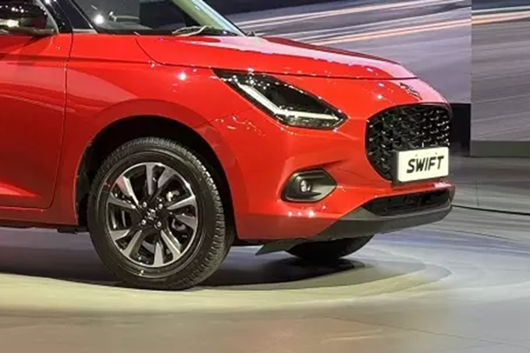 Ở bản cao cấp nhất, mẫu xe này được bổ sung những trang bị như đèn sương mù LED, gương chiếu hậu gập điện/chỉnh điện, sạc điện thoại không dây, điều hòa tự động, cửa gió dành cho cho hàng ghế sau, vô lăng tích hợp phím chức năng, chìa khóa thông minh, khởi động nút bấm, hệ thống kiểm soát hành trình và camera lùi.