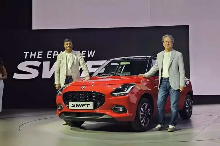 Là sản phẩm của liên doanh Maruti Suzuki, Swift thế hệ mới tại Ấn Độ có tổng cộng 5 phiên bản. Mức giá xe Suzuki Swift 2024 dao động từ 649.000 - 950.000 Rupee (khoảng 197 - 289 triệu đồng). Tuy là thế hệ mới nhưng Suzuki Swift dành cho Ấn Độ cũng chỉ thay đổi nhẹ ở thiết kế ngoại thất giống xe đang bán tại Nhật Bản.