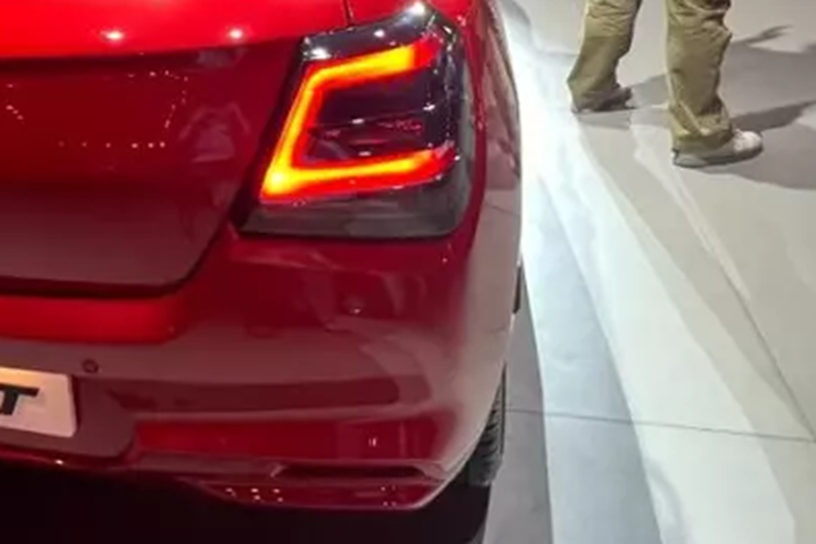 Các trang bị an toàn tiêu chuẩn của Suzuki Swift 2024 ở thị trường Ấn Độ gồm có 6 túi khí, hệ thống chống bó cứng phanh ABS, phân phối lực phanh điện tử, cân bằng điện tử, cảm biến hỗ trợ đỗ xe phía sau và móc lắp ghế trẻ em.