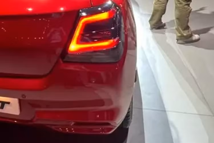 Các trang bị an toàn tiêu chuẩn của Suzuki Swift 2024 ở thị trường Ấn Độ gồm có 6 túi khí, hệ thống chống bó cứng phanh ABS, phân phối lực phanh điện tử, cân bằng điện tử, cảm biến hỗ trợ đỗ xe phía sau và móc lắp ghế trẻ em.