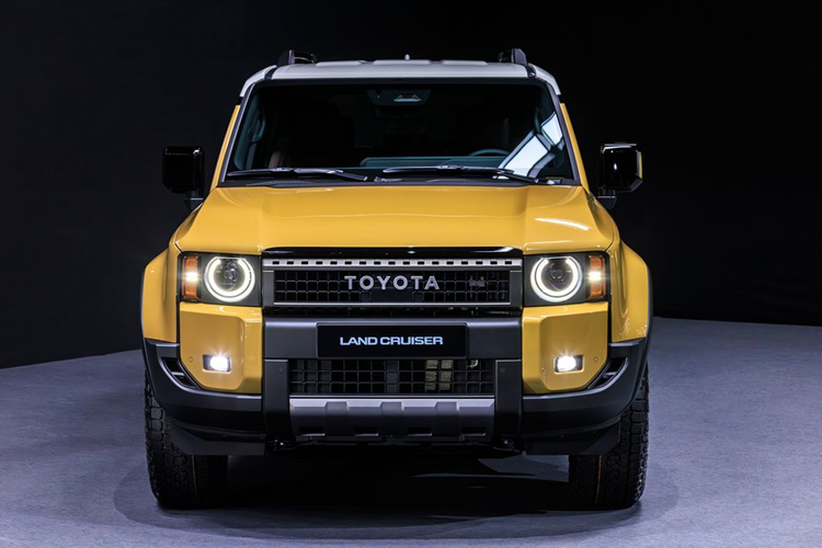 So với thế hệ cũ, Toyota Land Cruiser Prado 2024 có thiết kế gần như khác biệt hoàn toàn. Mẫu SUV hạng trung này được phát triển dựa trên nền tảng khung gầm TNGA-F, tương tự nhiều mẫu SUV và bán tải cùng tập đoàn như Toyota Sequoia, Tundra và Land Cruiser J300, Lexus GX và LX mới.