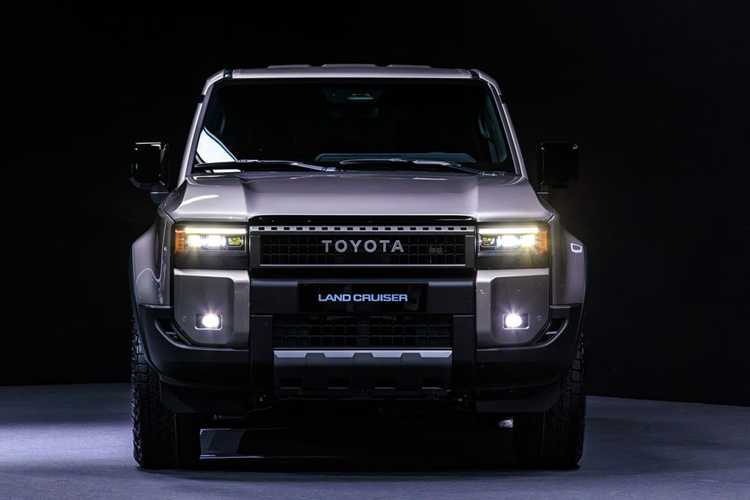 Vào tháng 4 vừa qua, nhiều bộ phận trên Toyota Land Cruiser Prado thế hệ mới đã được đăng ký bảo hộ kiểu dáng công nghiệp tại nước ta. Hiện tại, các đại lý ở trong nước cũng đã thông báo nhận cọc Toyota Land Cruiser Prado 2024 với mức giá tạm tính là 3 tỷ đồng.