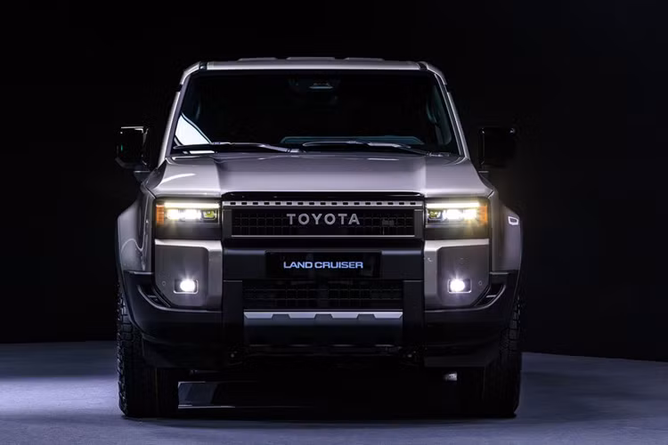 Vào tháng 4 vừa qua, nhiều bộ phận trên Toyota Land Cruiser Prado thế hệ mới đã được đăng ký bảo hộ kiểu dáng công nghiệp tại nước ta. Hiện tại, các đại lý ở trong nước cũng đã thông báo nhận cọc Toyota Land Cruiser Prado 2024 với mức giá tạm tính là 3 tỷ đồng.