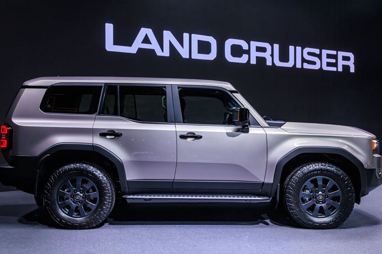 Theo đó, xe có kích thước dài x rộng x cao lần lượt là 4.920 x 2.139 x 1.859 mm và chiều dài cơ sở 2.850 mm. So với thế hệ cũ, xe dài hơn 60 mm, rộng hơn 254 mm, thấp hơn 31 mm và chiều dài cơ sở tăng 60 mm. Chiều cao gầm xe đạt 221 mm trong khi góc tiếp cận là 30 độ, góc thoát 22 độ và góc vượt đỉnh dốc 25 độ.