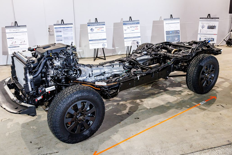 Bên cạnh đó, Toyota Land Cruiser Prado 2024 còn có 6 chế độ lái và hệ thống giám sát đa địa hình với sự hỗ trợ của 4 camera bên ngoài. Dù ở phiên bản nào, Toyota Land Cruiser Prado 2024 tại Nhật Bản đều có gói công nghệ an toàn chủ động Toyota Safety Sense ADAS tiêu chuẩn.