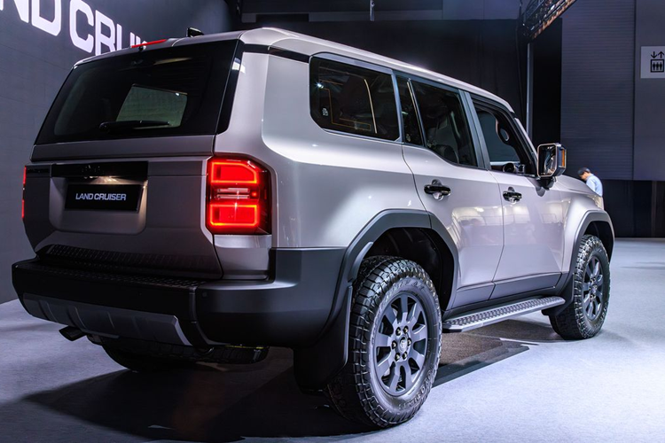 Phiên bản Land Cruiser Prado 2024 sắp bán tại Việt Nam nhiều khả năng được trang bị động cơ 2.4L tăng áp, công suất 326 mã lực và mô-men xoắn 630 Nm, kết hợp mô-tơ điện nhỏ. Hộp số là loại 8 cấp. Hệ dẫn động 2 cầu. Xe có khoá vi sai trung tâm và vi sai cầu sau.