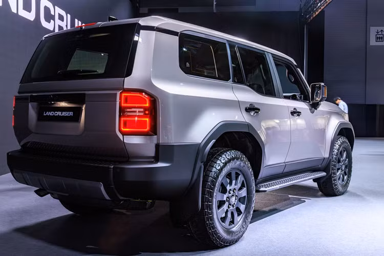 Phiên bản Land Cruiser Prado 2024 sắp bán tại Việt Nam nhiều khả năng được trang bị động cơ 2.4L tăng áp, công suất 326 mã lực và mô-men xoắn 630 Nm, kết hợp mô-tơ điện nhỏ. Hộp số là loại 8 cấp. Hệ dẫn động 2 cầu. Xe có khoá vi sai trung tâm và vi sai cầu sau.