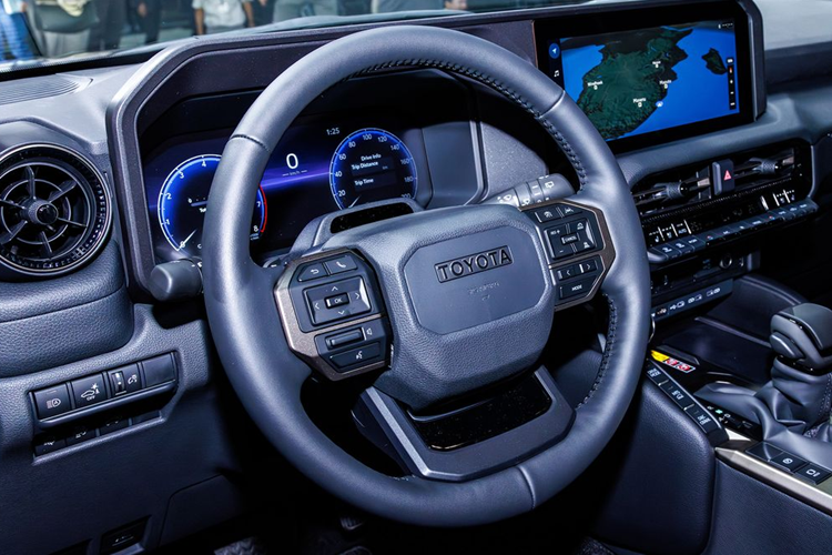 Điểm khác biệt của Toyota Land Cruiser Prado 2024 tại Nhật Bản so với xe ở Bắc Mỹ và châu Âu chính là động cơ. Theo đó, mẫu xe này không dùng động cơ hybrid ở xứ sở hoa anh đào. Nằm bên dưới nắp ca-pô của Toyota Land Cruiser Prado 2024 ở Nhật Bản là 2 tùy chọn động cơ khá quen thuộc với người Việt.