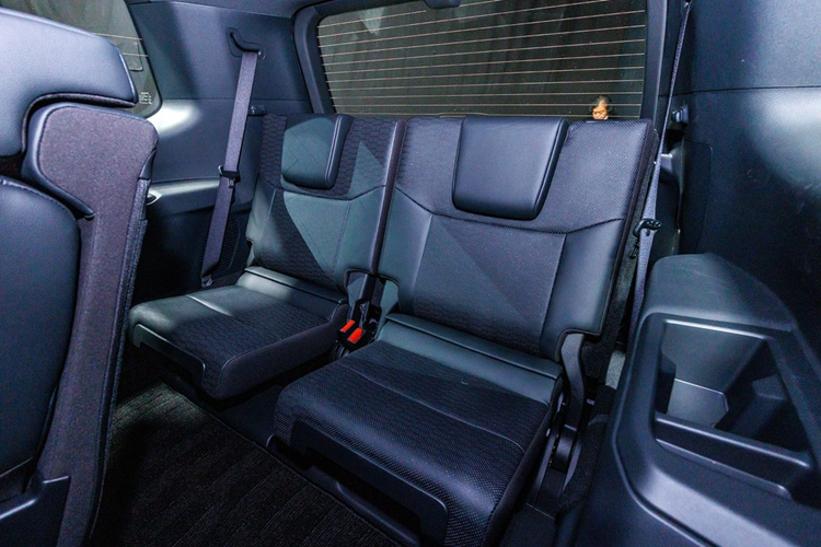 Đầu tiên là động cơ diesel 4 xi-lanh, tăng áp, dung tích 2.8L, tạo ra công suất tối đa 201 mã lực và mô-men xoắn cực đại 500 Nm. Động cơ này đi kèm với hộp số tự động 8 cấp. Thứ hai là động cơ xăng 4 xi-lanh, hút khí tự nhiên, dung tích 2.7L, cho công suất tối đa 163 mã lực và mô-men xoắn cực đại 246 Nm.