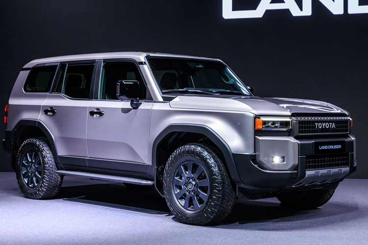 Mẫu xe sắp bán tại Việt Nam có thể được nhập từ Nhật. Tại xứ sở hoa anh đào, Toyota Land Cruiser Prado 2024 được gọi là Land Cruiser LC250, để phân biệt với Land Cruiser LC300 đang bán trên thị trường.