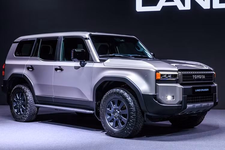 Mẫu xe sắp bán tại Việt Nam có thể được nhập từ Nhật. Tại xứ sở hoa anh đào, Toyota Land Cruiser Prado 2024 được gọi là Land Cruiser LC250, để phân biệt với Land Cruiser LC300 đang bán trên thị trường.