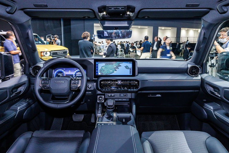 Theo tài liệu đào tạo sản phẩm, phiên bản mới sẽ nâng cấp mâm từ 19 inch lên 20 inch và đèn pha có tính năng thích ứng Bladescan giống Lexus. Bên trong khoang nội thất được bổ sung tính năng sưởi hàng ghế sau, hiển thị thông tin trên kính lái (HUD), ổ cắm HDMI, cửa sổ trời lớn và 14 loa JBL ở bản cũ đổi thành 14 loa cao cấp.