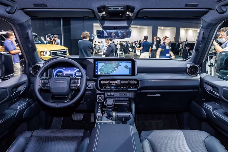 Theo tài liệu đào tạo sản phẩm, phiên bản mới sẽ nâng cấp mâm từ 19 inch lên 20 inch và đèn pha có tính năng thích ứng Bladescan giống Lexus. Bên trong khoang nội thất được bổ sung tính năng sưởi hàng ghế sau, hiển thị thông tin trên kính lái (HUD), ổ cắm HDMI, cửa sổ trời lớn và 14 loa JBL ở bản cũ đổi thành 14 loa cao cấp.