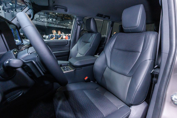 Phía đuôi xe, Toyota Land Cruiser Prado 2024 được bổ sung cụm đèn hậu nằm dọc mới, cũng lấy cảm hứng từ Land Cruiser J60. Ở thế hệ mới, xe không dùng cửa cốp mở sang ngang như đời trước mà được trang bị cửa cốp mở lên trên. Cản sau của xe được thiết kế nhô cao và sơn đen mờ mang đậm chất việt dã.