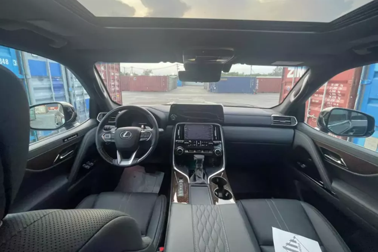 Chất liệu da ghế của Lexus LX600 VIP cũng khác biệt so với các bản còn lại. Điểm nhấn bên trong khoang lái xe Lexus LX600 thế hệ mới bao gồm cặp màn hình có kích thước 7 inch phía dưới và 12,3 inch đặt trên ở bảng điều khiển trung tâm, xe được trang bị 25 loa đến từ thương hiệu Mark Levinson cao cấp.