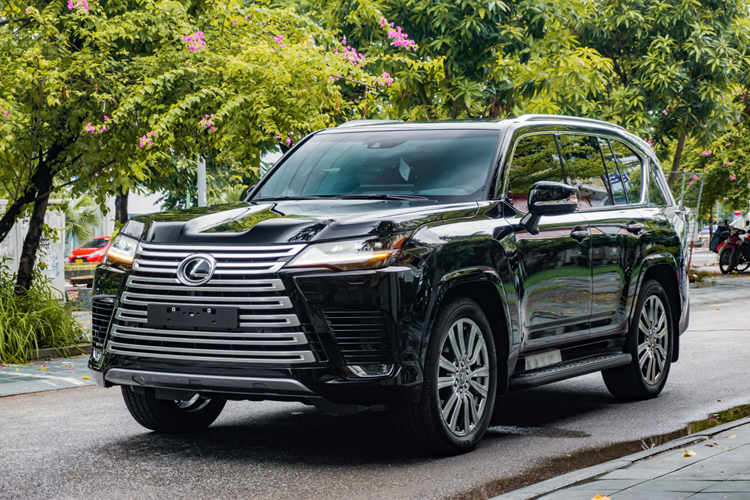 Sức mạnh của dòng xe SUV hạng sang Lexus LX600 đến từ khối động cơ xăng V6, tăng áp kép, dung tích 3.5 lít, sản sinh ra công suất tối đa 409 mã lực và mô-men xoắn cực đại 650 Nm. Trái tim này sẽ kết hợp với hộp số tự động 10 cấp cùng các chế độ lái là Normal, ECO, Comfort, Sport S, Sport S+ và Customize.