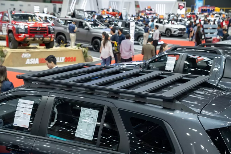 Những trang bị nằm trong gói này gồm có màn hình cảm ứng trung tâm 12 inch mới, thay cho loại 10,1 inch cũ, hệ thống tự động kiểm soát tốc độ để giữ khoảng cách an toàn, hệ thống kiểm soát làn đường, đèn pha tự động thông minh, phanh khẩn cấp tự động có thể phát hiện người đi bộ