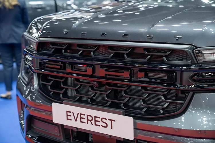 Như thông tin đã đưa, mẫu xe SUV Ford Everest Sport 2024 ở thị trường Thái Lan được bổ sung gói thiết kế ngoại thất mới mang tên Adventure Pack. Nhờ đó, xe có thêm lưới tản nhiệt sơn màu đen với dòng chữ "Ford" cỡ lớn thay cho logo hãng, theo phong cách của các phiên bản Raptor.