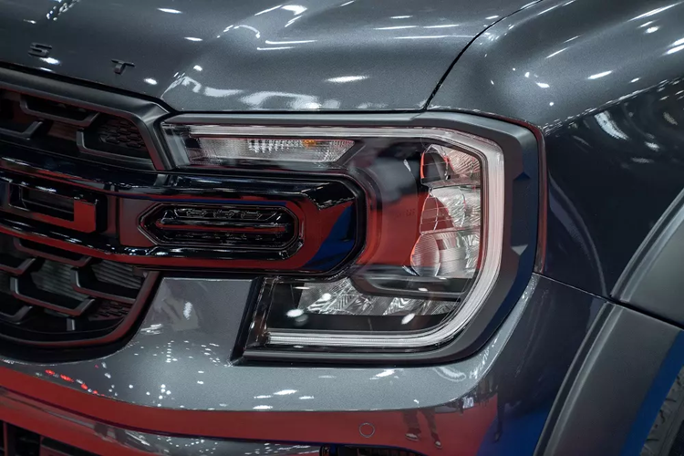 Ngoài ra, xe còn được trang bị viền màu tối bao quanh đèn pha/đèn hậu, tem trang trí bên sườn, nẹp hốc bánh màu đen nhám, bệ bước chân bằng thép không gỉ và giá nóc ARB mới. Chưa dừng ở đó, Ford Everest Sport 2024 dành cho Thái Lan còn sở hữu gói hỗ trợ lái Driving Assistance Technology Package (DAT Pack B) mới.