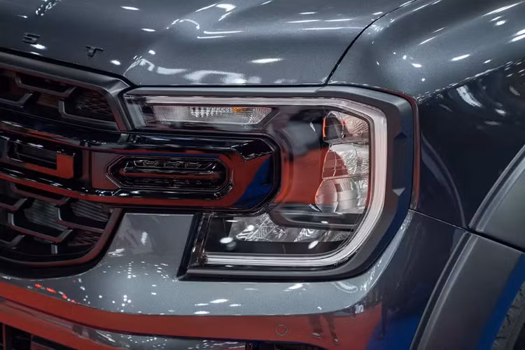 Ngoài ra, xe còn được trang bị viền màu tối bao quanh đèn pha/đèn hậu, tem trang trí bên sườn, nẹp hốc bánh màu đen nhám, bệ bước chân bằng thép không gỉ và giá nóc ARB mới. Chưa dừng ở đó, Ford Everest Sport 2024 dành cho Thái Lan còn sở hữu gói hỗ trợ lái Driving Assistance Technology Package (DAT Pack B) mới.