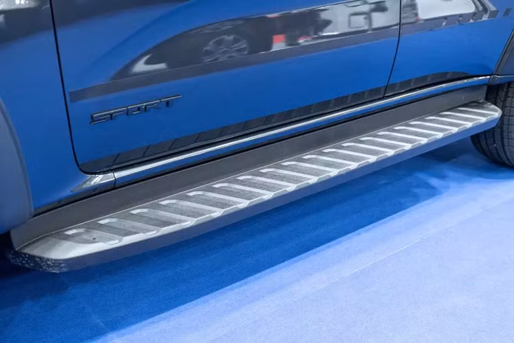 Cảnh báo tiền va chạm, phanh tự động sau va chạm, hệ thống cảnh báo lệch làn đường, phát hiện phương tiện khác trong điểm mù/khi ra khỏi chỗ đỗ, hệ thống ngăn va chạm khi lùi và camera 360 độ.