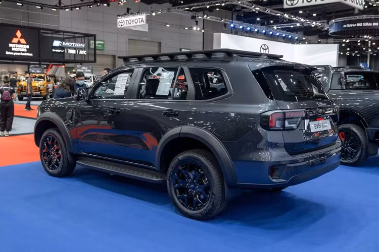 Khách hàng Thái Lan có thể chọn 1 trong 6 màu sơn ngoại thất là bạc, xám, xanh dương, nâu, đen và trắng. Mức giá xe Ford Everest Sport 2024 khởi điểm từ 1,6 triệu Baht (khoảng 1,158 tỷ đồng). Sẽ không ngạc nhiên nếu mẫu SUV hạng trung này cũng được bán ở thị trường Việt Nam trong tương lai.