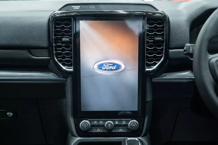 Nội thất của mẫu SUV hạng trung này đi kèm những trang bị đáng chú ý như ghế bọc da tổng hợp màu đen, dập logo "Sport", ghế trước chỉnh điện 8 hướng, sạc điện thoại không dây, hỗ trợ kết nối Apple CarPlay/Android Auto không dây, ra lệnh bằng giọng nói, hệ thống âm thanh 8 loa, gương chiếu hậu tự động chống chói, điều hòa tự động 2 vùng độc lập và đèn viền trang trí.