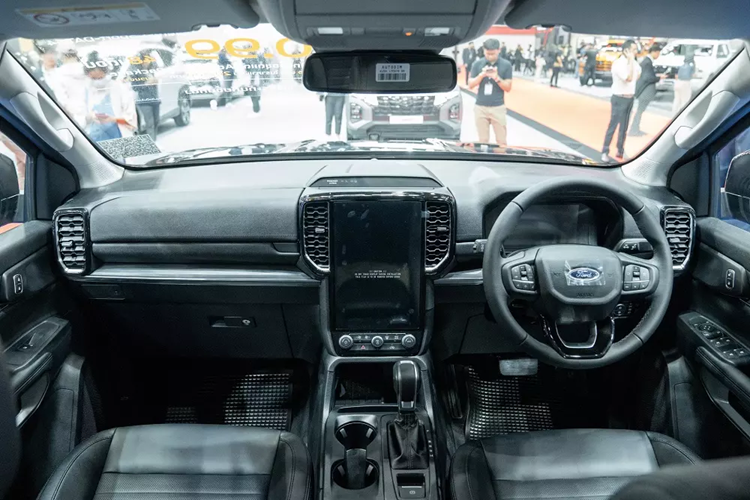 Những trang bị còn lại của Ford Everest Sport 2024 ở thị trường Thái Lan không có gì thay đổi. Xe vẫn sở hữu đèn pha LED tự động bật/tắt, đèn LED định vị ban ngày hình chữ "C", đèn hậu LED, cần gạt nước tự động, cửa cốp đóng/mở chỉnh điện, tích hợp cảm biến đá cốp, gương chiếu hậu gập điện/chỉnh điện và vành hợp kim 20 inch sơn màu đen bóng.