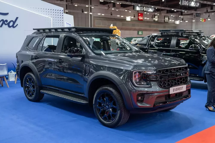 Cách đây vài ngày, hãng Ford đã chính thức ra mắt phiên bản mới của mẫu xe Everest Sport ở thị trường Thái Lan. Đến nay, tại sự kiện Big Motor Sale 2024, Ford Everest Sport 2024 mới đã chính thức xuất hiện “bằng xương, bằng thịt” để trưng bày và giới thiệu với khách hàng.