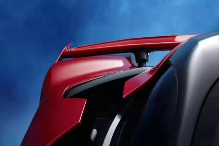 Thêm 296 mã lực từ động cơ điện hoàn toàn nữa, và kết quả là một thứ gì đó khiến Revueltos, W1S ... và bất kỳ xe nào khác phải e dè. Với công suất 296 mã lực/lít, F80 là động cơ đốt trong có mật độ công suất cao nhất từng được sản xuất tại Maranello.