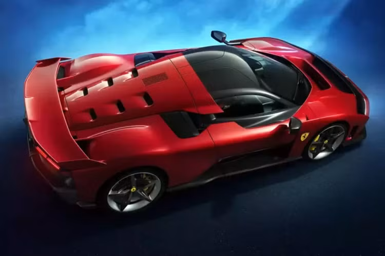 Ferrari F80 gợi nhớ đến những chiếc xe ngày xưa hơn khi các nút bấm vật lý quay trở lại trên các nan hoa bên hông. Bánh xe này cũng sẽ được sử dụng trên các mẫu xe Ferrari trong tương lai, báo hiệu rằng trải nghiệm hoàn toàn kỹ thuật số được sử dụng trước đây trong những năm gần đây không phải là giải pháp lý tưởng cho hiệu suất cao. 