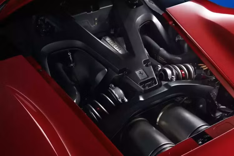 Chiếc F80 tạo ra lực ép xuống một tấn ở tốc độ 250 km/giờ, trong đó 460 kg ở phía trước. Cánh chủ động là tính năng khí động học ấn tượng nhất của chiếc F80. Nó liên tục điều chỉnh vị trí của mình để tối ưu hóa lực ép xuống và hoạt động kết hợp với hệ thống treo chủ động để giữ cho chiếc xe đi đúng hướng ở mọi tốc độ.