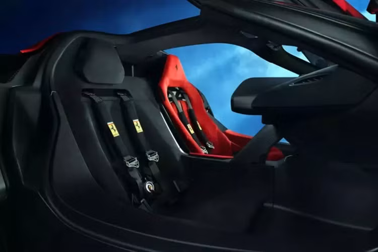 F80 có trọng lượng phân bổ rất nhiều về phía sau: 42,2% ở phía trước và 57,8% ở phía sau. Dung tích bình nhiên liệu 63,5 lít sẽ đủ cho một vài lần chạy quanh đường đua, nhưng khoang chứa hàng chỉ 35 lít, có nghĩa là tất cả 799 người may mắn sở hữu xe đều có thể có một nơi chỉ để thả ví của họ khi đi đến đường đua nói trên.